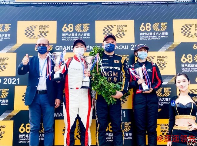 曹琦(左二)在世界车坛盛事—第68届澳门大赛车登上亚军领奖台